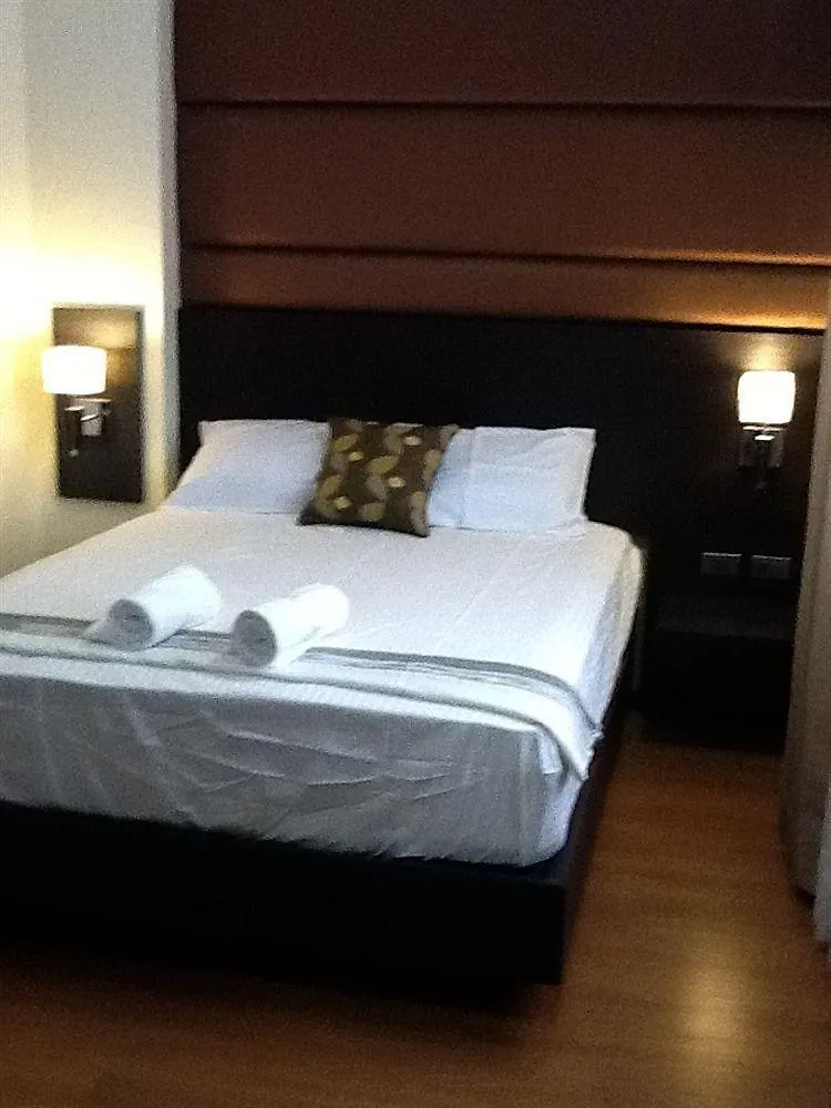 Lorenzzo Suites Hotel Makati Makati City