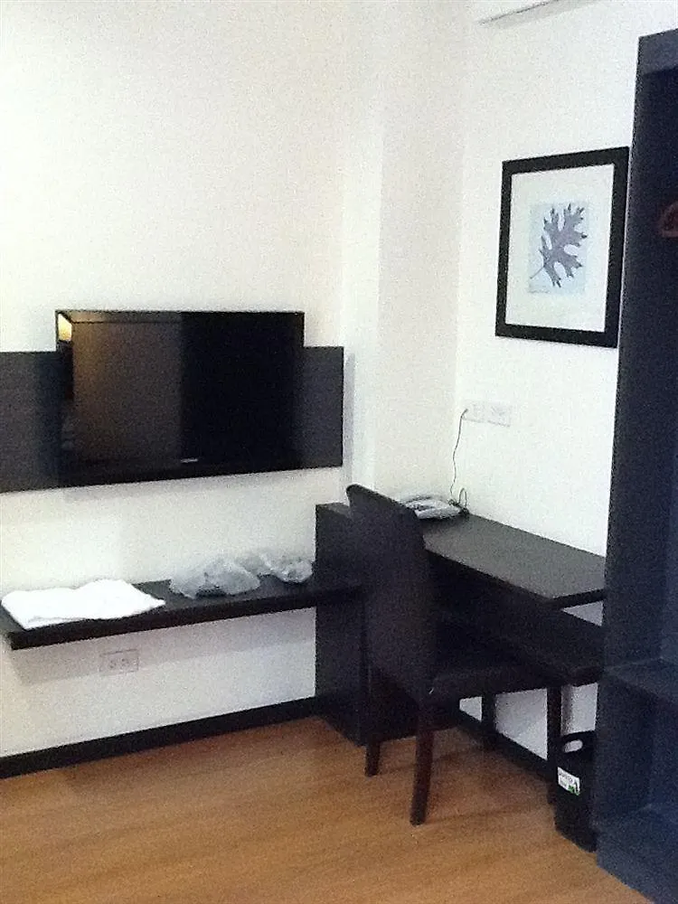 Lorenzzo Suites Hotel Makati Makati City
