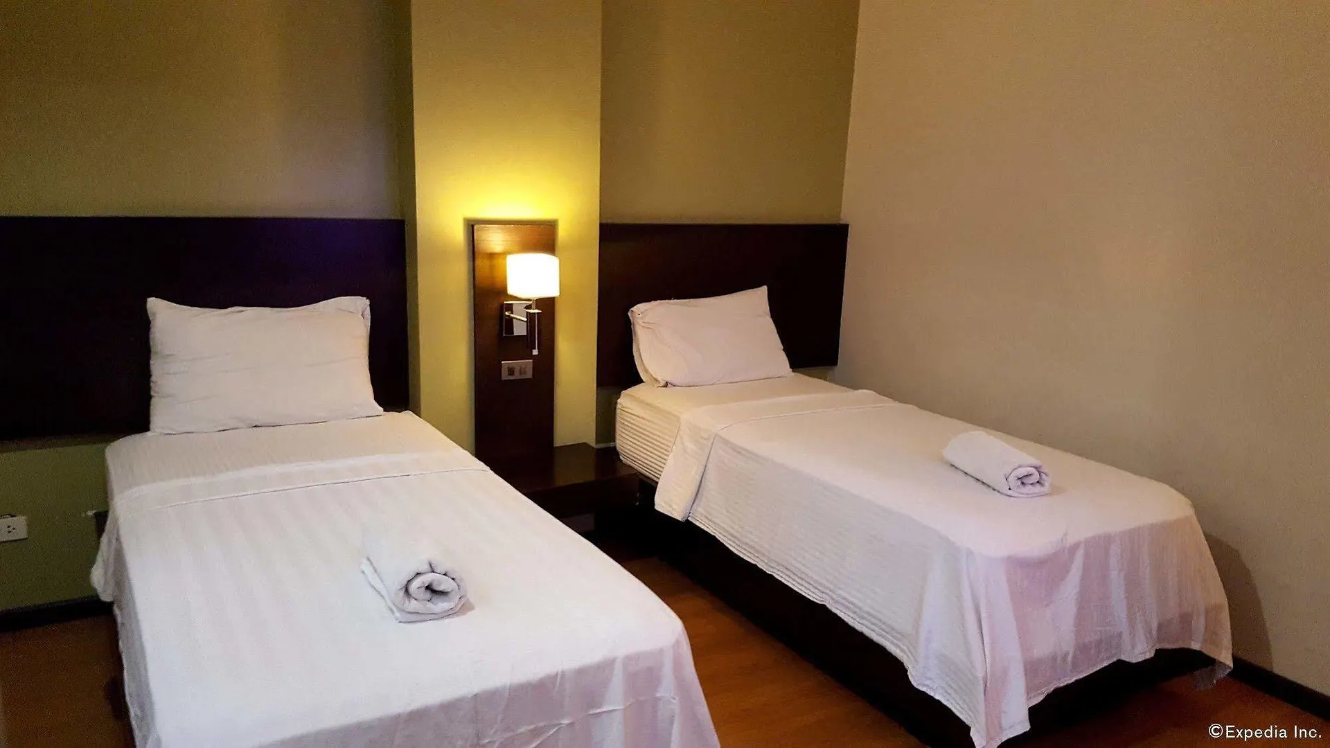 Lorenzzo Suites Hotel Makati Makati City