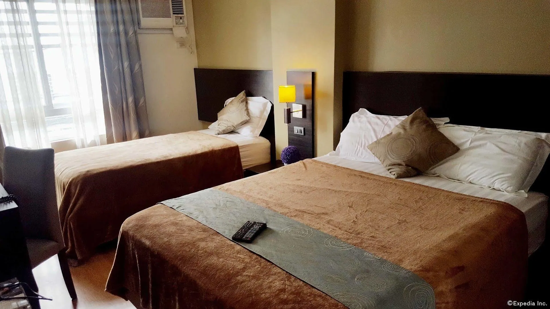 Lorenzzo Suites Hotel Makati Makati City