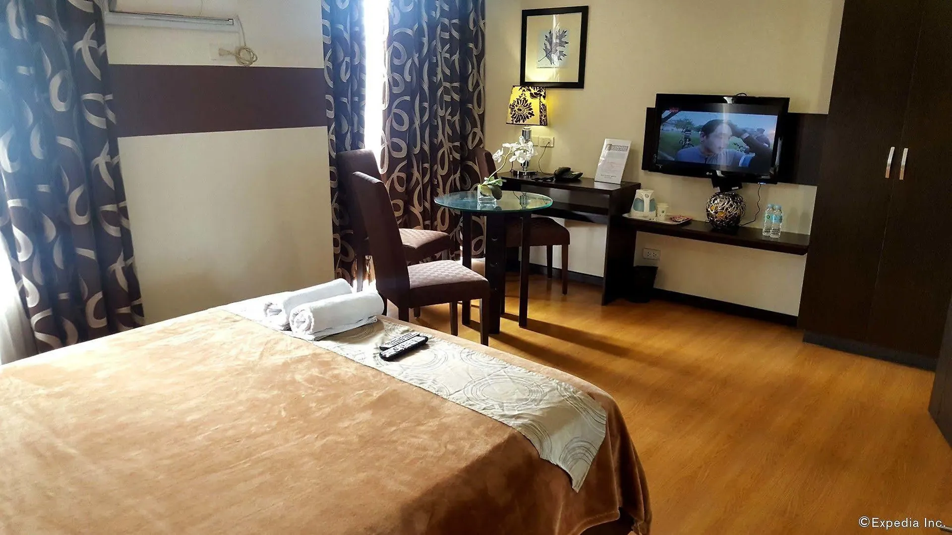 Lorenzzo Suites Hotel Makati Makati City
